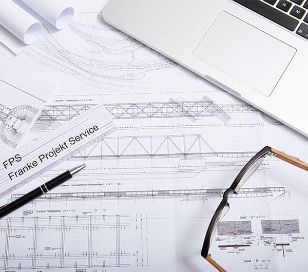 Brückenpläne mit Laptop, Brille und Zollstock von Franke Projekt Service