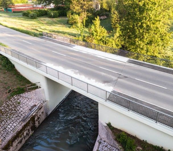 Instandgesetzte Straßenbrücke über einen Bach