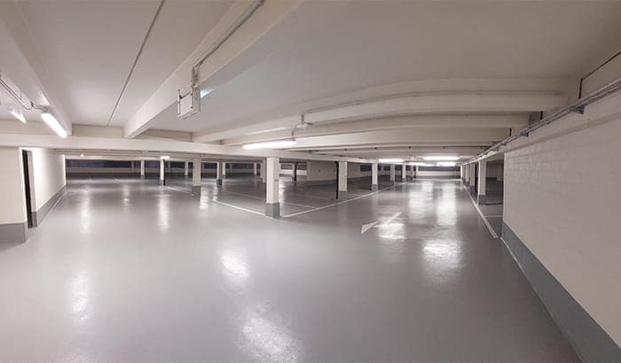 Instandgesetztes Parkdeck mit heller Bodenbeschichtung