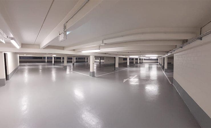 Dasselbe Parkdeck nach der Instandsetzung mit heller Beschichtung