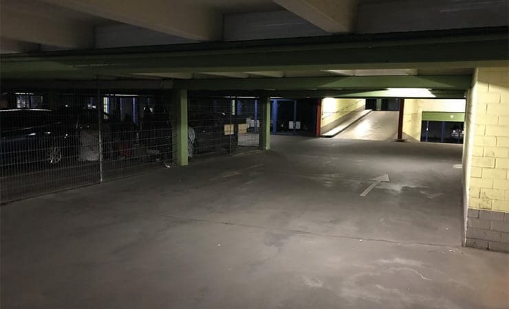 Parkdeck vor der Instandsetzung mit dunklem, verschmutztem Boden