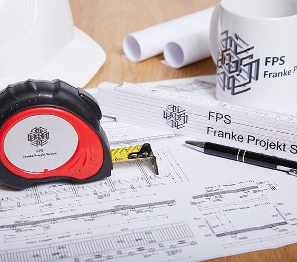Bauplan mit Maßband und Stift