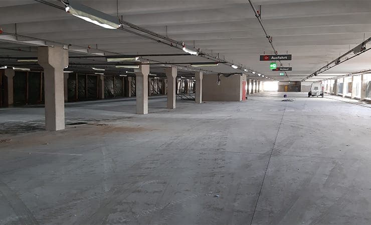Tiefgarage Alsdorf vor der Instandsetzung mit grauem, fleckigem Boden