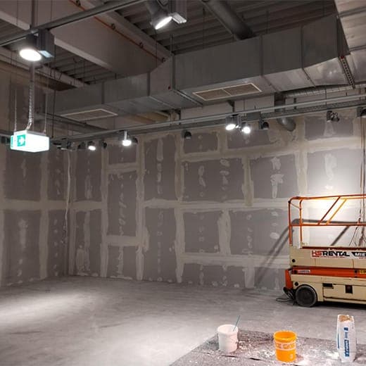 Neue Trockenbauwände und Hubarbeitsbühne in der Verkaufsfläche