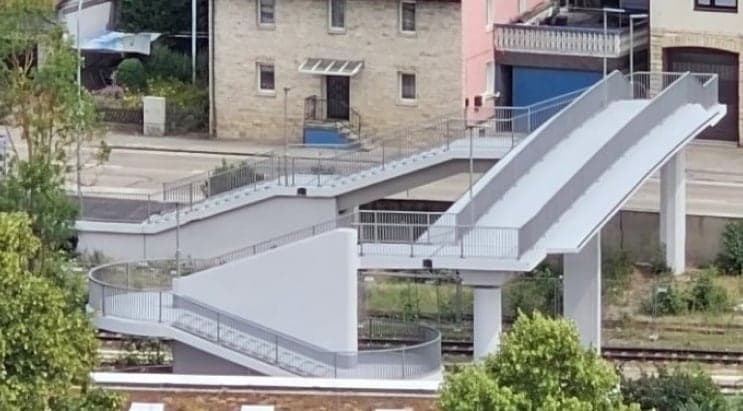 Instandgesetzte Fußgängerbrücke mit Treppenaufgängen über den Bahngleisen in Königsbronn