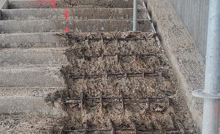 Treppe vor der Instandsetzung mit freiliegender Bewehrung