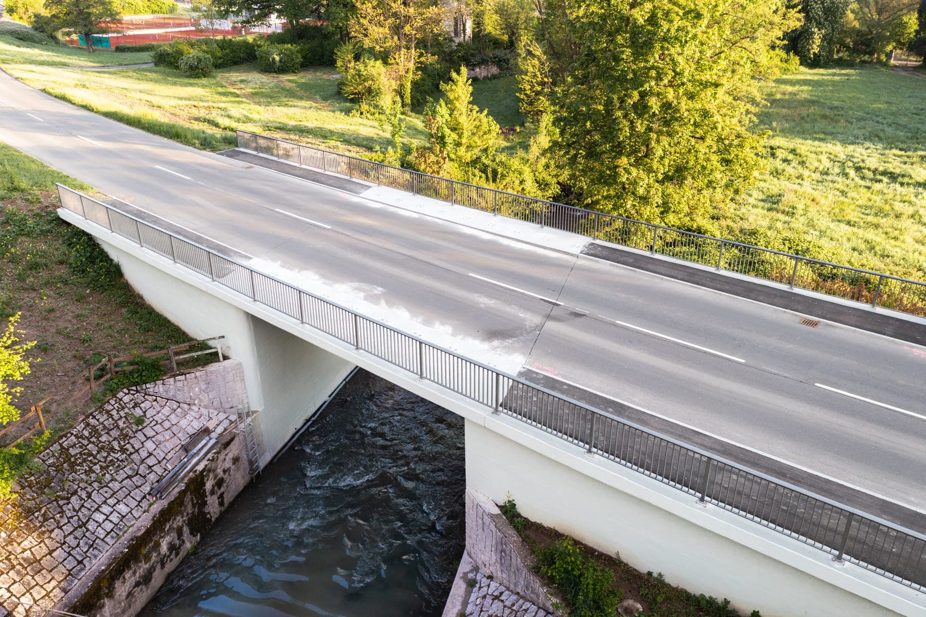 Instandgesetzte Straßenbrücke BW6 über die Brettach mit neuem Stahlgeländer