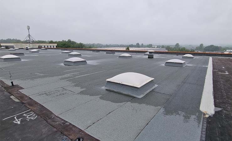 Saniertes Flachdach mit neuen Lichtkuppeln